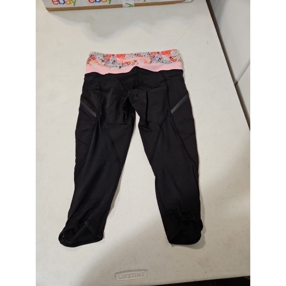Lululemon legging Size 4 Black Chase Me Cropped Secret‎ Floral Rare (L34